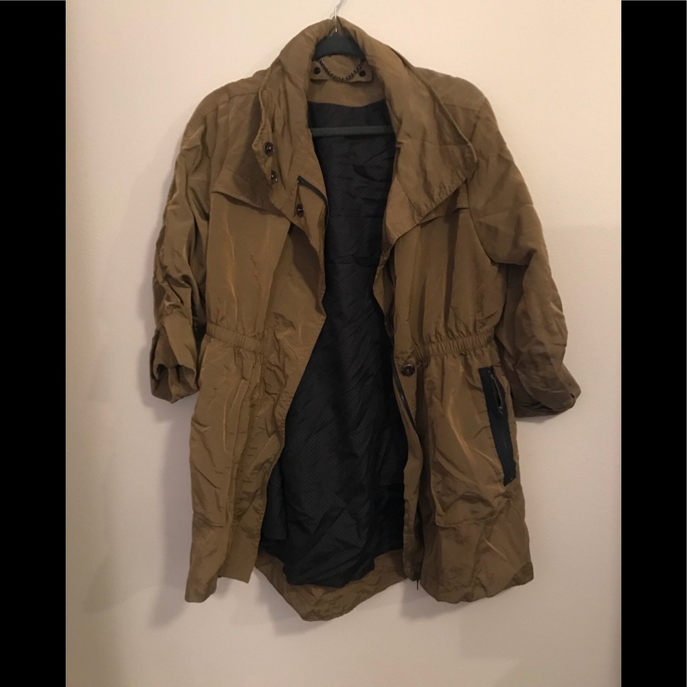 Gorgeous lightweight jacket with zip hood